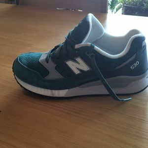 New Balance tennis shoes